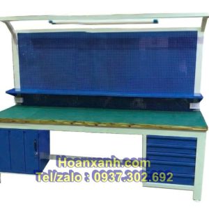 bàn làm việc có bóng đèn