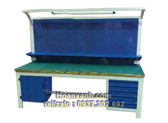 bàn làm việc có bóng đèn