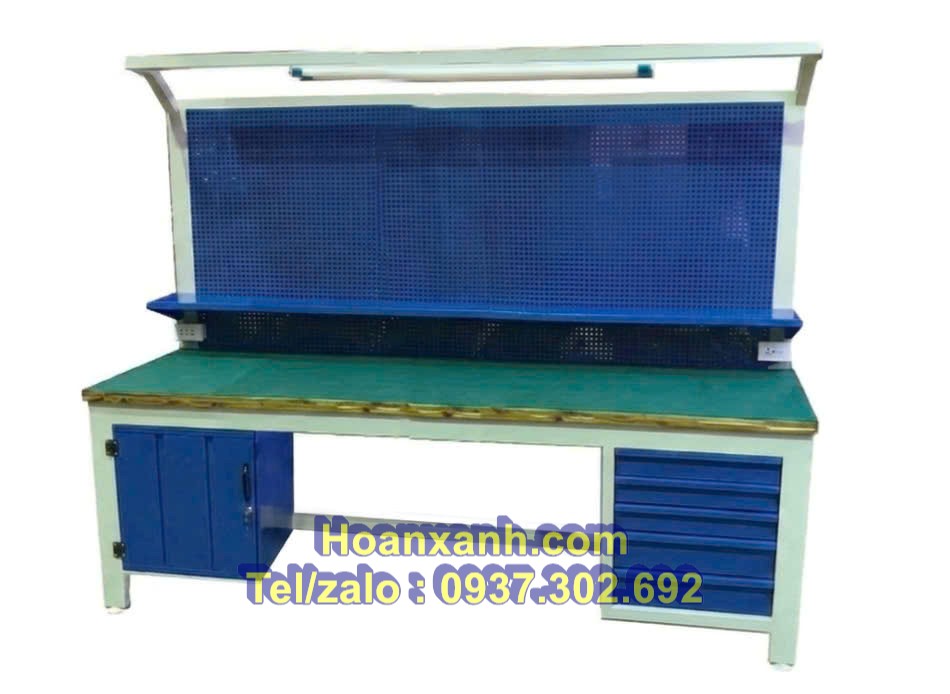 bàn làm việc có bóng đèn